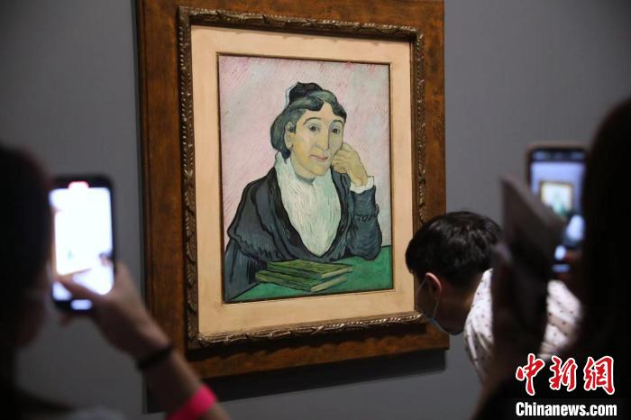 觀眾欣賞梵高畫作《阿爾勒婦女(吉努夫人肖像)》。　張亨偉 攝