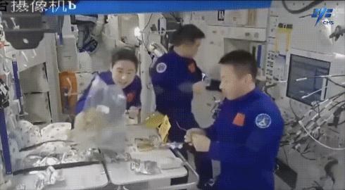 神舟十四號航天員在軌品嘗美食。圖片來源：中國載人航天工程辦公室官方微信