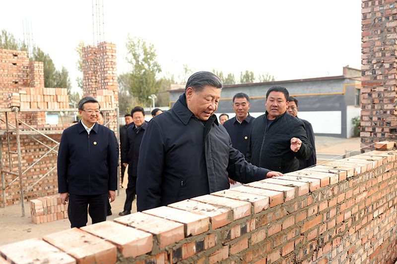2023年11月10日，習(xí)近平總書記在河北保定涿州市刁窩鎮(zhèn)萬全莊村房屋重建施工現(xiàn)場考察。