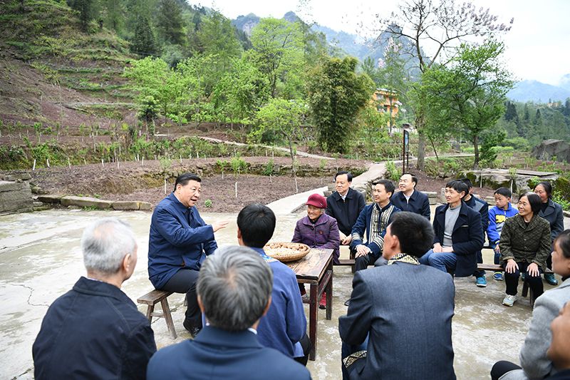 2019年4月15日，習(xí)近平總書記在重慶石柱土家族自治縣中益鄉(xiāng)華溪村同村民代表、基層干部、扶貧干部、鄉(xiāng)村醫(yī)生等圍坐在一起，共話脫貧攻堅。
