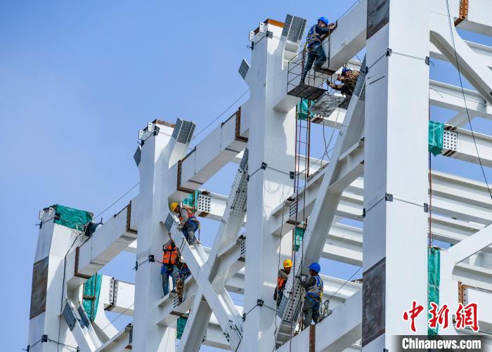 圖為海南商業(yè)航天發(fā)射場1號工位建設現(xiàn)場，工人正緊鑼密鼓施工?！●樤骑w 攝