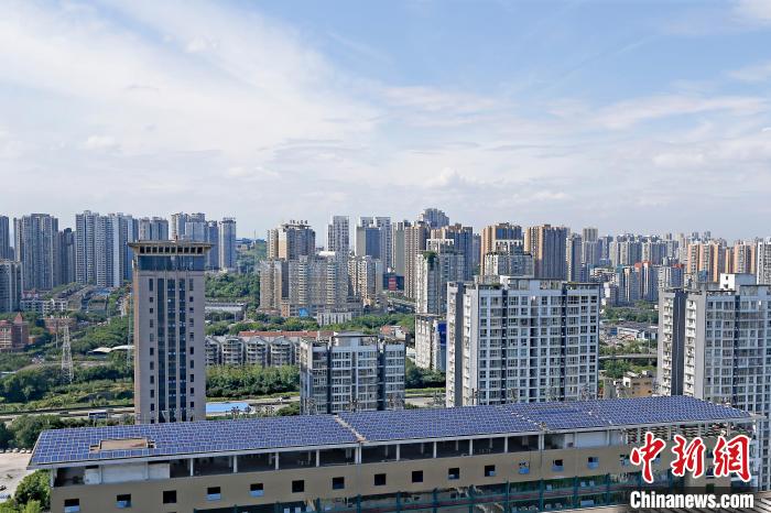 圖為輝騰能源在重慶市九龍坡區(qū)留學(xué)生創(chuàng)業(yè)園屋頂建設(shè)的光伏發(fā)電示范項目?！∈茉L企業(yè)供圖