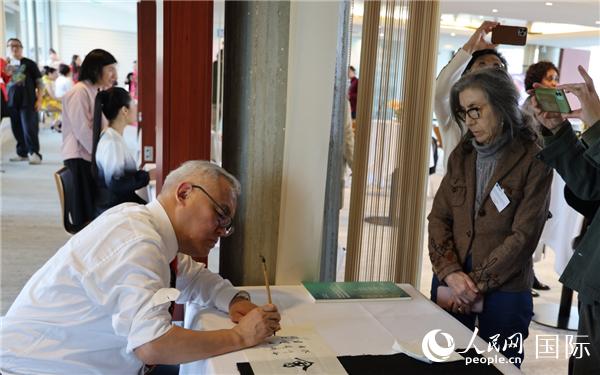 “聯(lián)合國中文日”慶?；顒由线M行了書法等中國文化展示。人民網(wǎng)記者 尚凱元攝