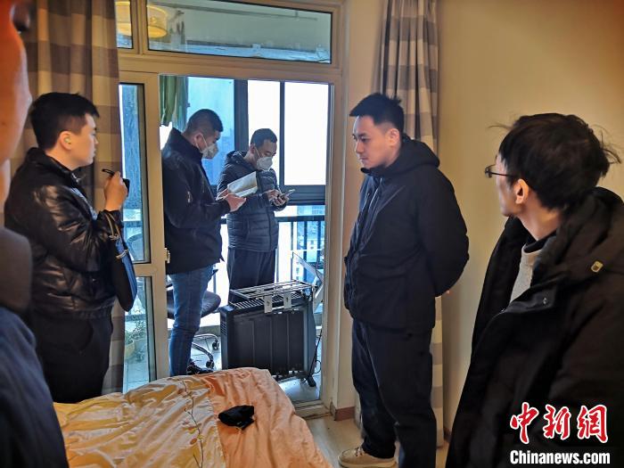 丹東市公安局民警抓捕犯罪嫌疑人，在其家中進(jìn)行搜查?！〉|市公安局供圖