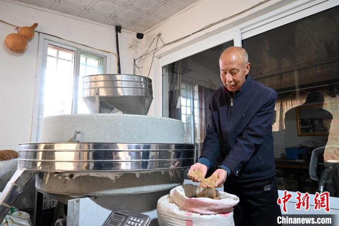 李家莊村民谷文朝重拾父輩的手藝，做起石磨面粉的營生?！〉杂鸺?攝