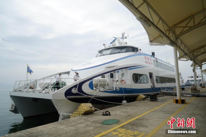 5月3日，“新捷安”輪載著157名乘客從廈門啟航前往金門，這是“新捷安”輪入列廈金航線后的首個航班。廈門海事局執(zhí)法人員對船舶進(jìn)行了全面的開航前檢查，確保首航安全?！靶陆莅病陛喛傞L43米、船寬10.5米、型深3.61米，載客量350人，是現(xiàn)有廈金客運(yùn)航線參營客船中載客定額最大的雙體穿浪高速客船，用以替換原有的“捷安”輪。福建海事 供圖
