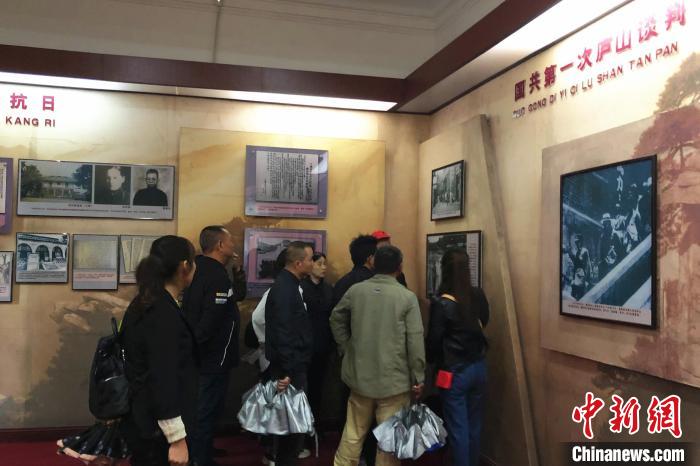 圖為游客在廬山抗戰(zhàn)博物館內(nèi)參觀?！蛆i泉 攝