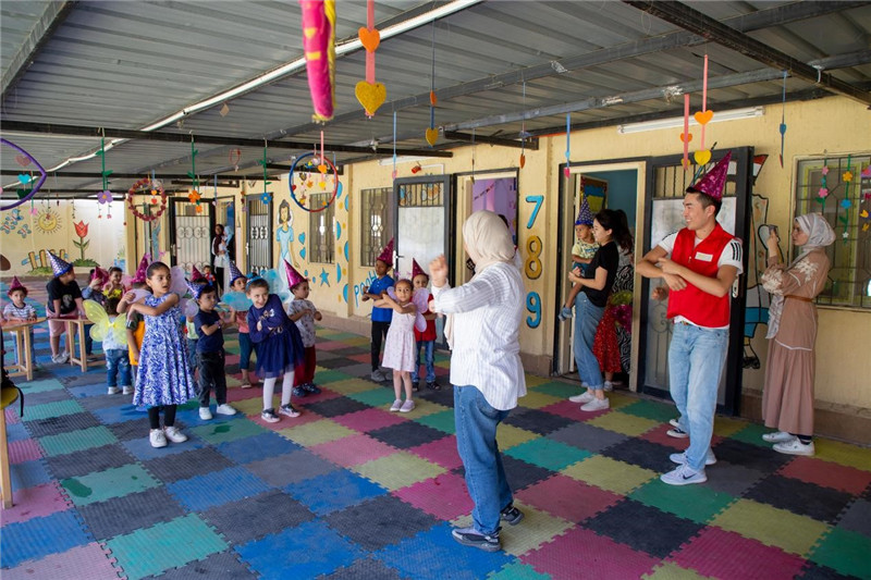 圖為中埃青年志愿者在埃及新開羅幼兒園開展“志愿服務(wù)伴成長(zhǎng)，中埃攜手慶六一”活動(dòng)。中建埃及分公司供圖