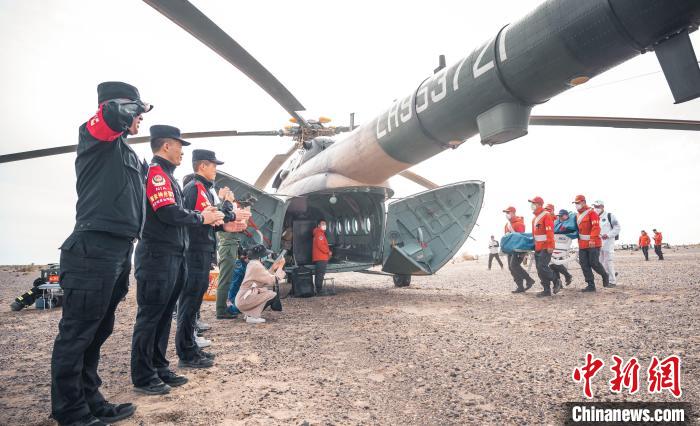 圖為阿拉善邊境管理支隊民警目送航天員登機離開。　曠靖 攝