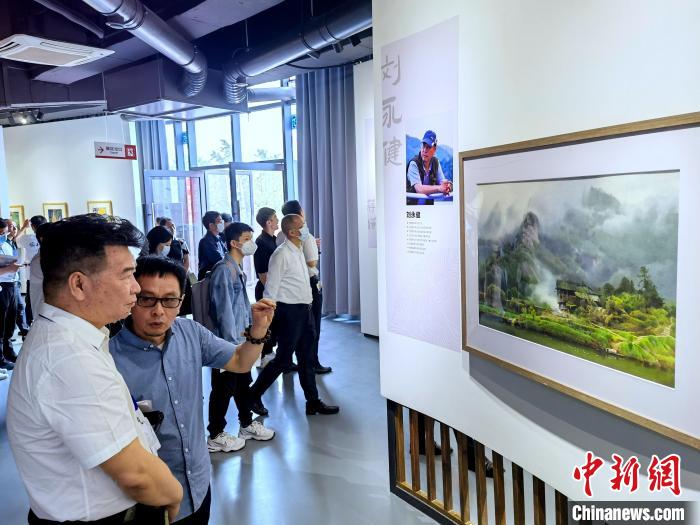 海峽兩岸藝術家畫展上，藝術家進行藝術交流?！「毒窜?攝