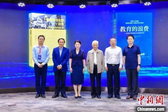 數(shù)智時代教育面臨怎樣的新機(jī)遇？專家：積極挖潛創(chuàng)新、謹(jǐn)慎應(yīng)對挑戰(zhàn)