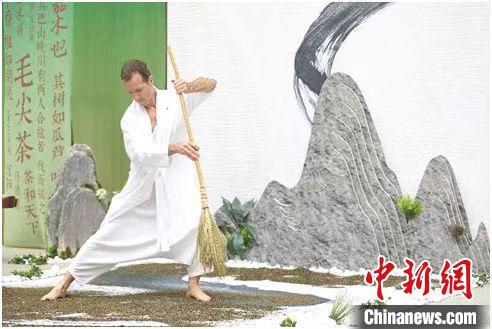 圖為《信陽(yáng)毛尖·茶舞》沉浸式藝術(shù)表演?！⌒抨?yáng)市委宣傳部供圖