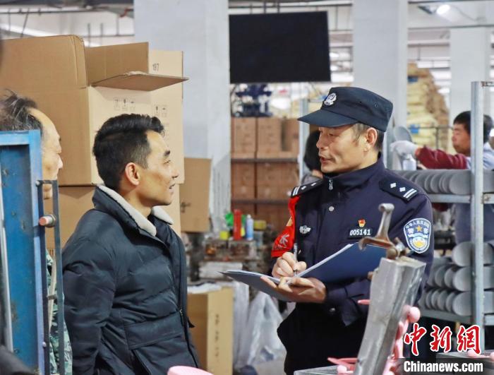 3月30日，大興派出所民警來到轄區(qū)中小企業(yè)，開展“為民為企為項目”走訪活動?！『戏示焦﹫D