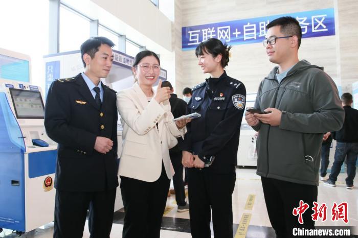 4月10日，安徽合肥，一家運輸企業(yè)負責(zé)人在工作人員的指導(dǎo)下，使用小程序辦理車管業(yè)務(wù)?！『戏示焦﹫D