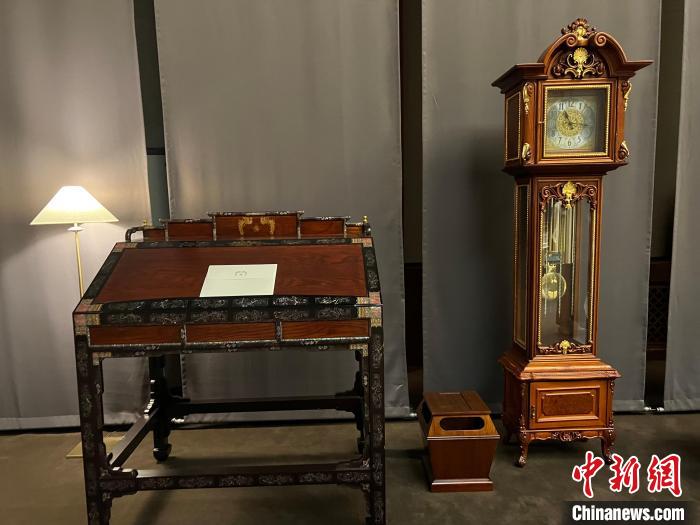 圖為春秋館展覽陳設(shè)的青瓦臺(tái)家具?！⑿?攝
