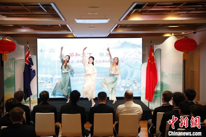 澳大利亞悉尼中學(xué)生參加“茶和天下”雅集文化體驗(yàn)活動。圖為悉尼夕月組合的茶舞表演《福茶香飄》?！☆檿r(shí)宏 攝