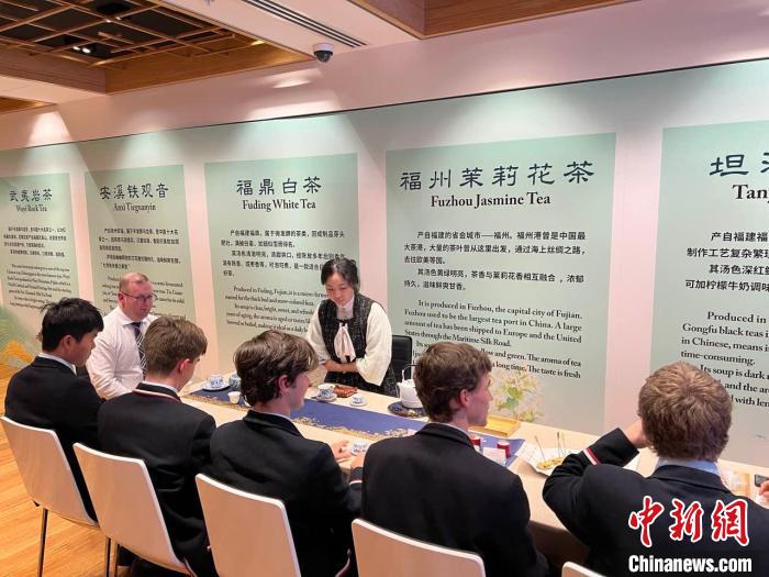澳大利亞悉尼中學(xué)生參加“茶和天下”雅集文化體驗(yàn)活動。　顧時(shí)宏 攝