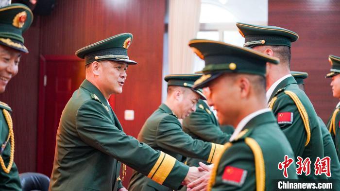 首長(zhǎng)為晉銜官兵頒發(fā)任命狀。　張煜梁 攝