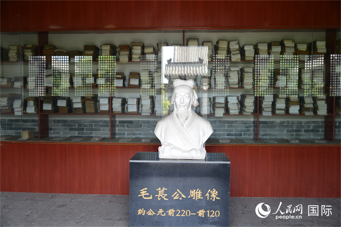 河間詩經(jīng)齋毛萇雕像。雕像后書櫥中陳列的是歷代各版本《詩經(jīng)》及譯本。 人民網(wǎng) 趙昭攝