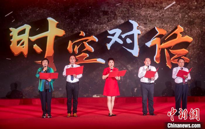 陳曉帆與顏福慶之孫顏志淵、陶行知曾孫陶侃、榮毅仁侄女榮智豐深情朗誦《與統(tǒng)戰(zhàn)先輩的時(shí)空對(duì)話》?！堦?攝