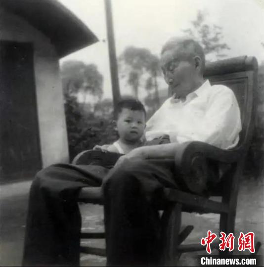 陳望道與幼年的陳曉帆?！￡悤苑﹫D
