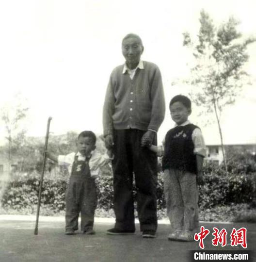 陳望道與幼年的陳曉帆(左)、陳曉帆的哥哥一起合影?！￡悤苑﹫D