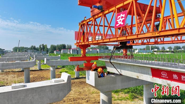 長25米重80噸的箱梁平穩(wěn)、精準(zhǔn)地落在S314分離式立交橋25號(hào)和26號(hào)墩上。　劉玉才 攝