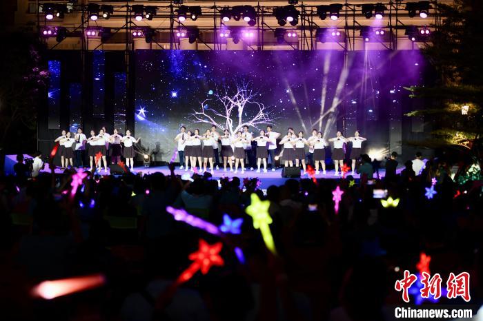 合唱表演《夜空中最亮的星》?！⊥鯑|明 攝