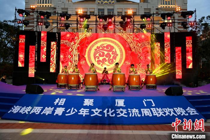 臺灣青少年表演《鼓舞四方》。　王東明 攝