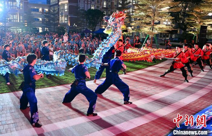 兩岸青少年同臺呈現(xiàn)龍獅表演?！⊥鯑|明 攝
