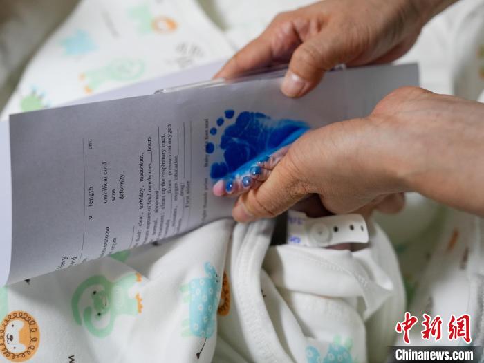 醫(yī)護(hù)人員為新生兒留下腳印?！?攝