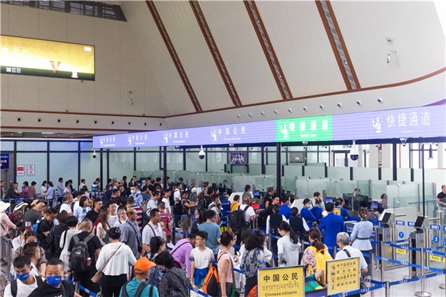 7月22日，乘坐中老鐵路國際旅客列車的旅客在磨憨邊檢大廳排隊候檢。衛(wèi)海林 攝