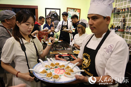 7月19日，參加美食活動(dòng)的多國(guó)代表品嘗泰式傳統(tǒng)美食。人民網(wǎng)記者 張矜若攝