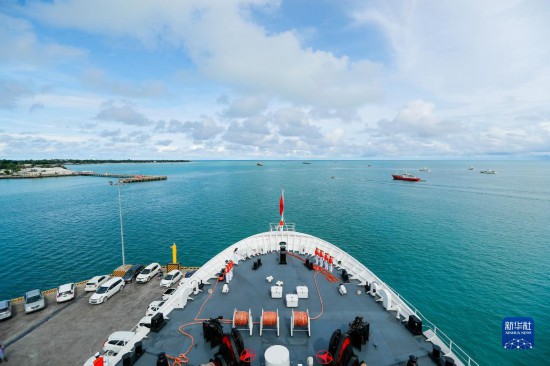 7月22日，中國海軍“和平方舟”號醫(yī)院船駛離基里巴斯首都塔拉瓦。當?shù)貢r間22日上午10時，執(zhí)行“和諧使命-2023”任務的中國海軍“和平方舟”號醫(yī)院船圓滿結(jié)束對基里巴斯的首次訪問，駛離基里巴斯首都塔拉瓦，前往本次任務的第二站湯加努庫阿洛法港。新華社發(fā)（黎宇 攝）