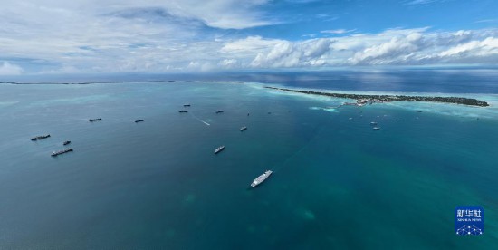 7月22日，中國海軍“和平方舟”號醫(yī)院船結(jié)束基里巴斯訪問，駛離塔拉瓦港。新華社發(fā)（桂江波 攝）