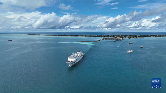 7月22日，中國海軍“和平方舟”號醫(yī)院船結(jié)束基里巴斯訪問，駛離塔拉瓦港。新華社發(fā)（桂江波 攝）