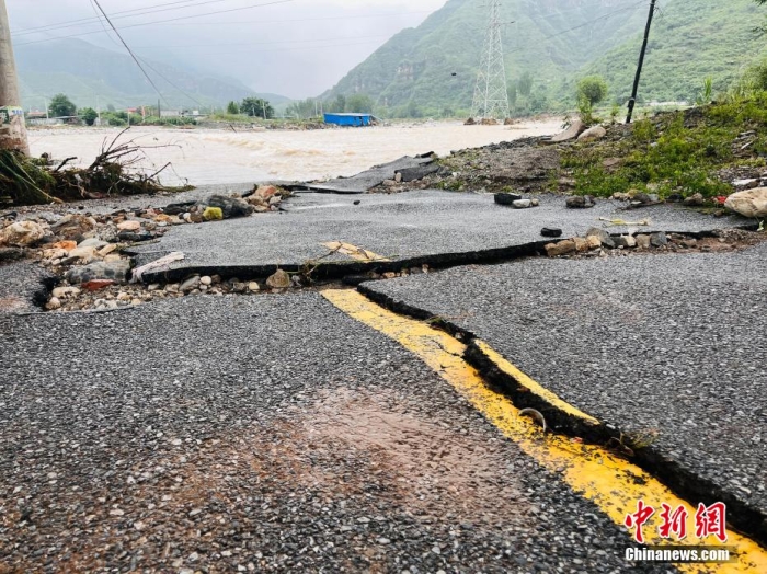 受臺風(fēng)“杜蘇芮”影響，7月29日至8月1日，河北省淶水縣普降暴雨，持續(xù)強降雨和強風(fēng)天氣引發(fā)洪水險情。連日來，當?shù)亟M織數(shù)千人搶險救援隊伍，集中力量加快排水、清理路面、救援拋錨車輛、搶修倒伏電線桿等工作。8月1日，方便面、飲用水、火腿腸、面包等首批調(diào)撥救災(zāi)物資送抵救災(zāi)一線，并于當天發(fā)放到受災(zāi)群眾手中。目前，淶水縣受損交通、電力、通信等基礎(chǔ)設(shè)施正在加緊搶修，山區(qū)受困人員已分批轉(zhuǎn)移，各項搶險救災(zāi)工作正在有序進行中。圖為淶水縣婁村鎮(zhèn)南安莊村被洪水沖毀的路面。(文/呂子豪 楊猛)李金璐 攝