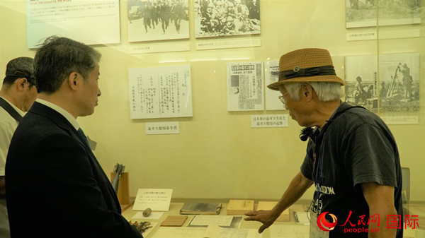 毒氣島歷史研究所事務(wù)局長山內(nèi)正之在毒氣資料館為大家介紹日軍發(fā)動毒氣戰(zhàn)的罪證。人民網(wǎng) 蔣曉辰攝
