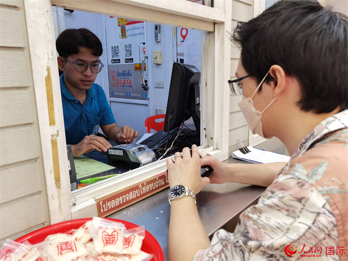 市民在活動(dòng)現(xiàn)場(chǎng)捐贈(zèng)善款。人民網(wǎng)記者 白元琪攝