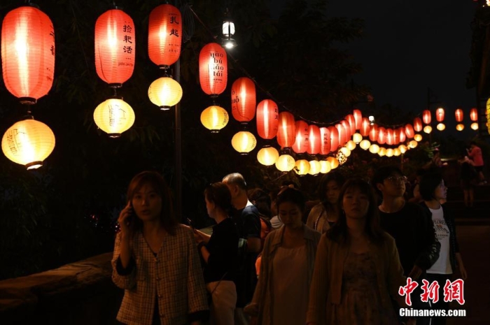 圖為游客夜游山城巷感受山城獨特魅力。<a target='_blank' href='/' ><p  align=