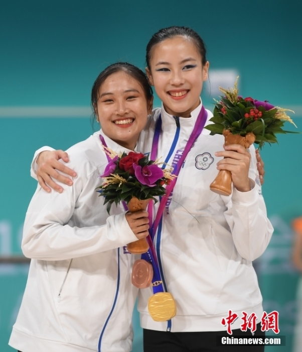 10月7日，杭州第19屆亞運(yùn)會(huì)輪滑項(xiàng)目女子花樣輪滑單人滑長(zhǎng)節(jié)目決賽在錢(qián)塘輪滑中心舉行。結(jié)合短節(jié)目決賽成績(jī)，中國(guó)臺(tái)北選手洪筱晴(左)以94.38分的總成績(jī)奪得女子花樣輪滑單人滑冠軍，中國(guó)臺(tái)北選手張致如(右)獲得季軍。<a target='_blank' href='/'><p  align=