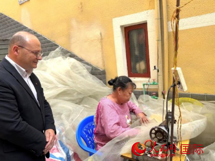 馬耳他瑪格麗特中學(xué)“中國角”教師馬丁·阿佐帕迪在福建省寧德市下歧村參觀。人民網(wǎng)記者 周雨攝