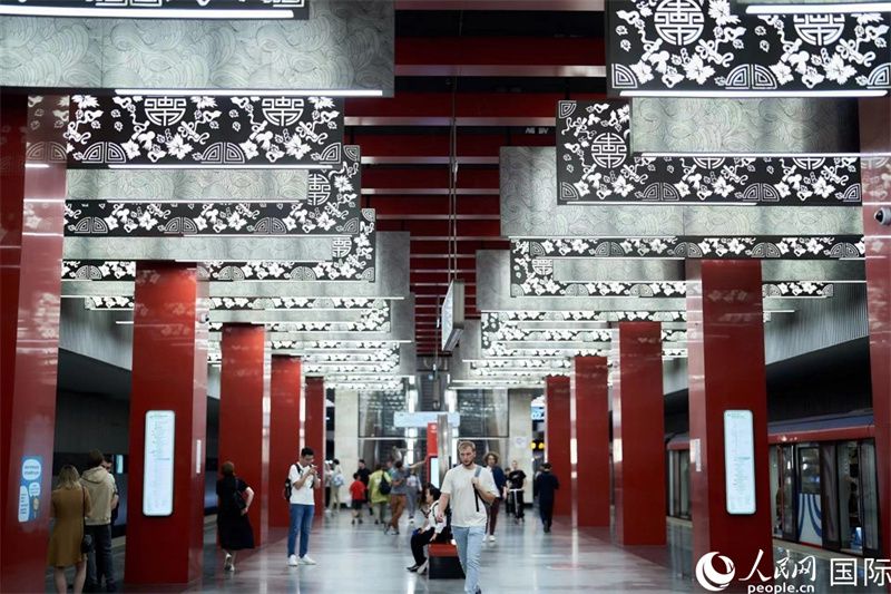莫斯科米丘林大街地鐵站洋溢著濃郁的“中國風”。人民網(wǎng)記者 馬天翼攝