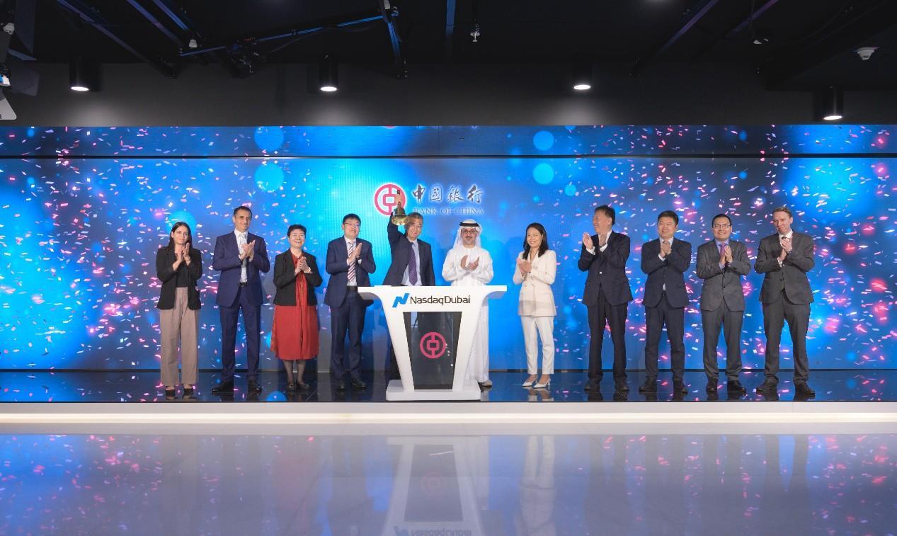圖為中外嘉賓出席搖鈴儀式。迪拜納斯達(dá)克供圖