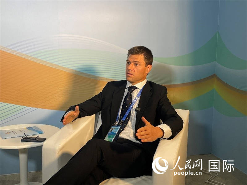 葡中工商會秘書長伯納德?門迪亞接受采訪。 人民網記者 張榮攝