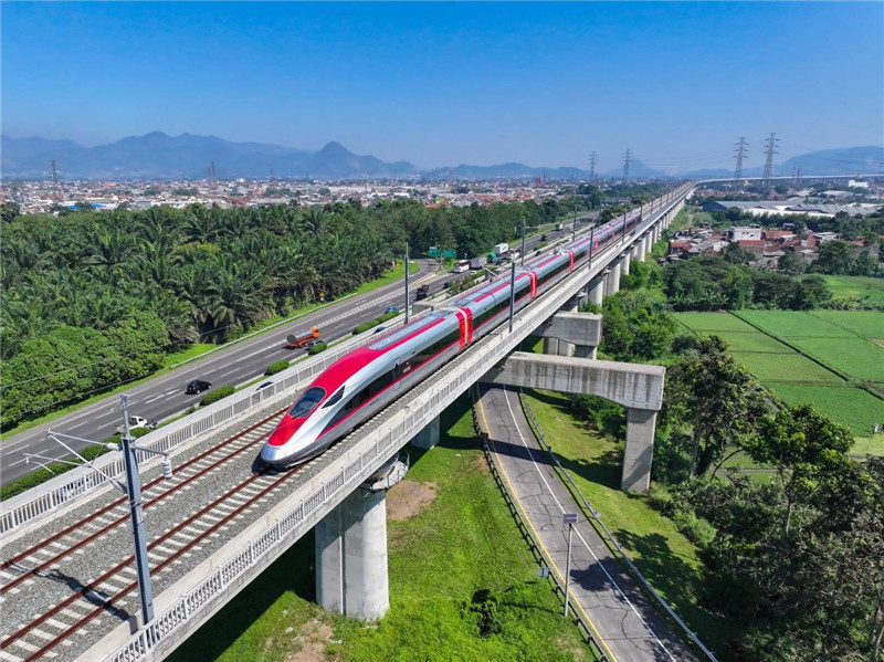 奔馳在雅萬高鐵上的動車組。中車青島四方機車車輛股份有限公司供圖