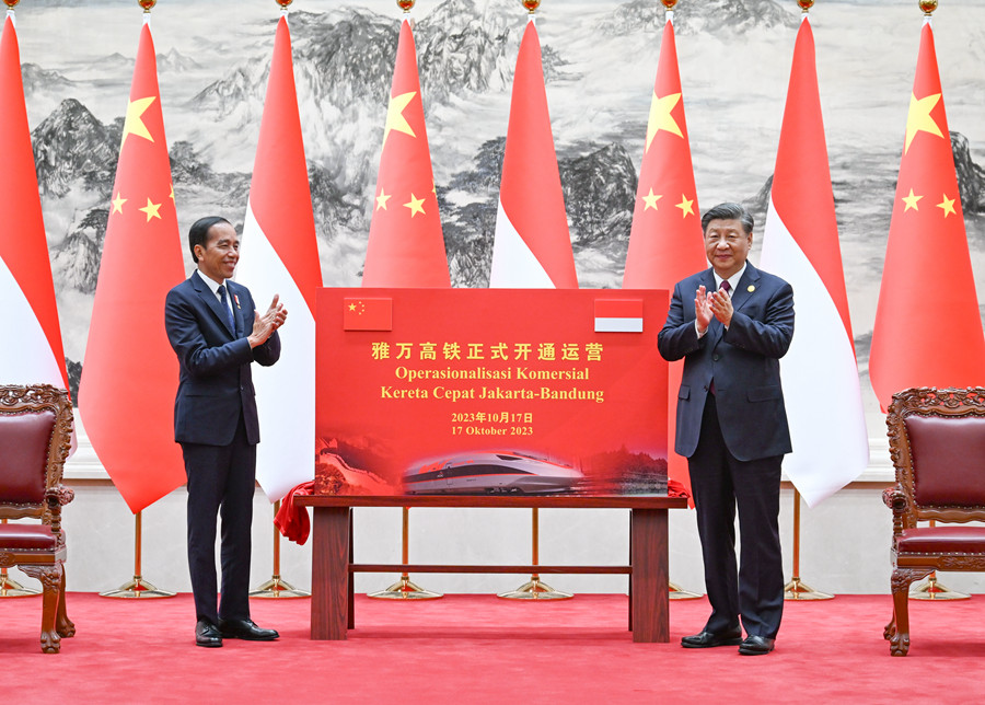 10月17日下午，國(guó)家主席習(xí)近平在北京人民大會(huì)堂同來(lái)華出席第三屆“一帶一路”國(guó)際合作高峰論壇并進(jìn)行國(guó)事訪問(wèn)的印度尼西亞總統(tǒng)佐科舉行會(huì)談。會(huì)談后，兩國(guó)元首共同為雅萬(wàn)高鐵正式開(kāi)通運(yùn)營(yíng)揭幕。