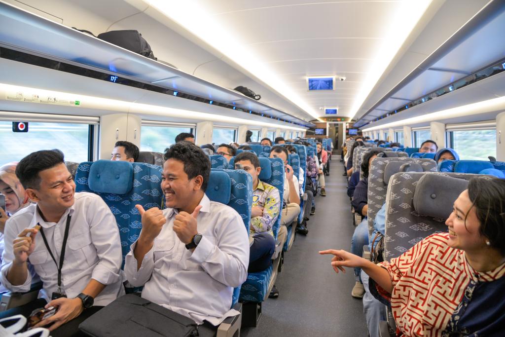 10月17日，乘客在行駛中的雅萬(wàn)高鐵高速動(dòng)車組列車車廂內(nèi)交談。
