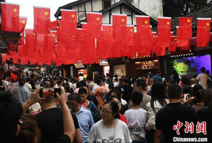圖為重慶千年古鎮(zhèn)磁器口游人如織。<a target='_blank' href='/' ><p  align=