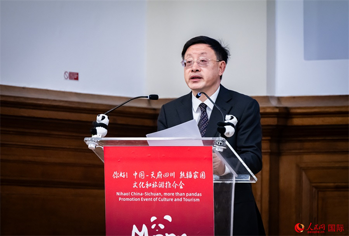 四川省文化和旅游廳廳長(zhǎng)戴允康作文化旅游推介。人民網(wǎng) 郭錦標(biāo)攝